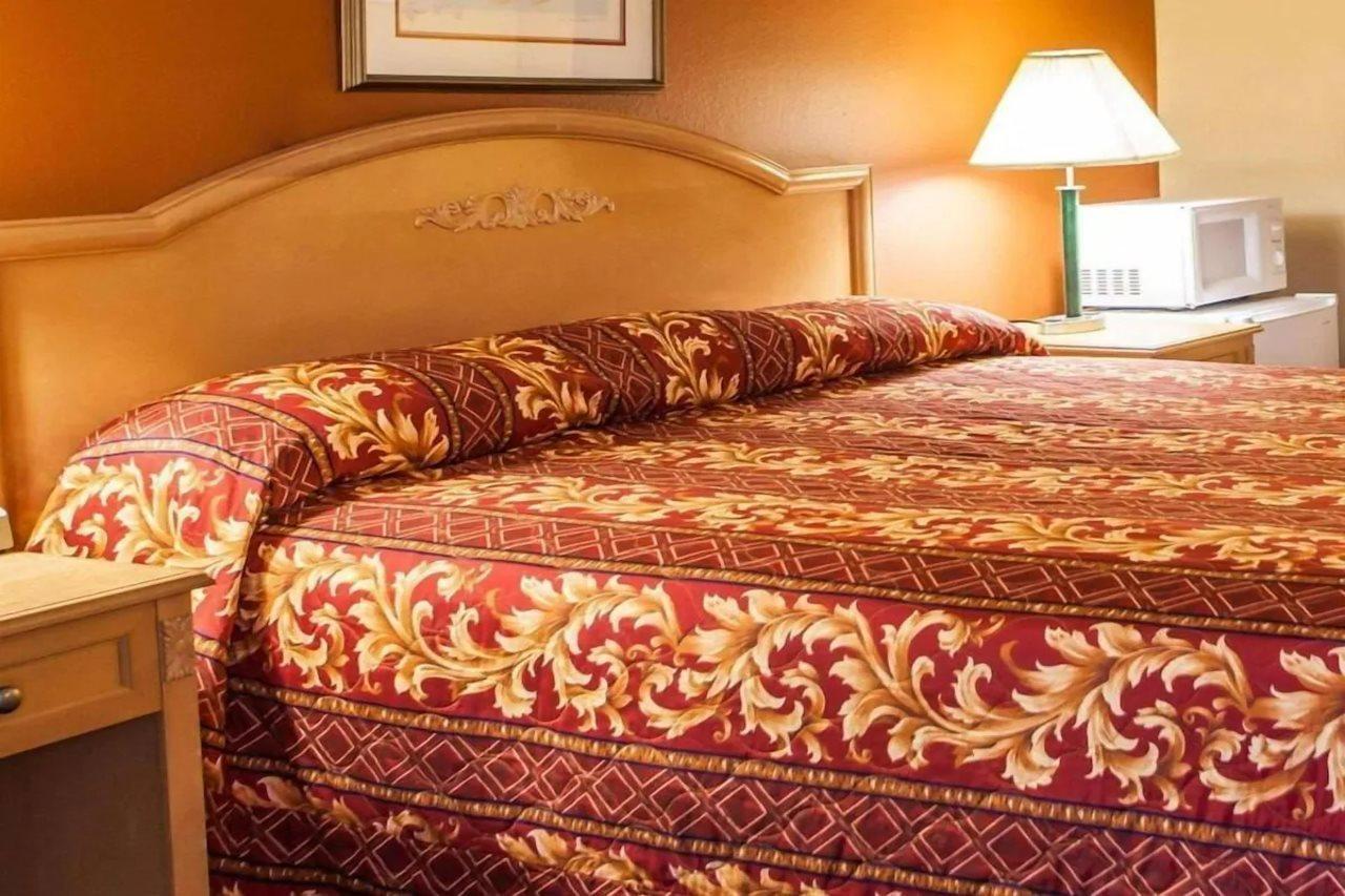 Relax Inn Saint Charles Exterior photo